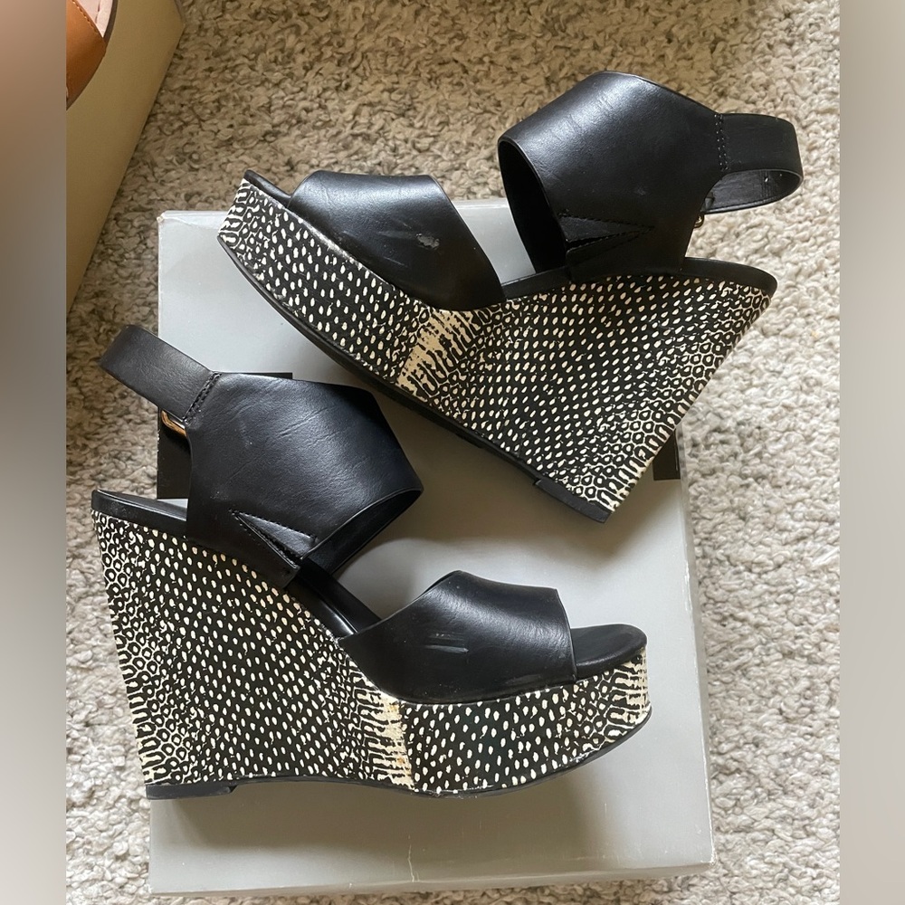 Mossimo high heel shoes 6 1/2 black.  1 in platform 5 inch back heel